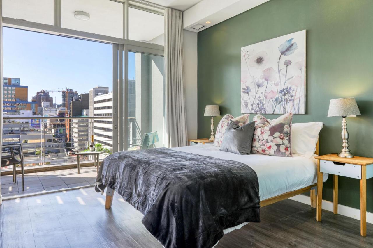 Backup-Powered Colourfull City Balcony Apartment ケープタウン エクステリア 写真