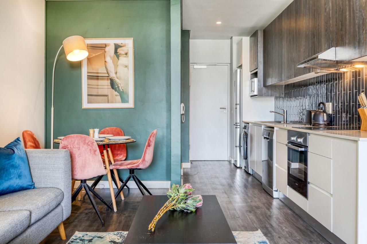 Backup-Powered Colourfull City Balcony Apartment ケープタウン エクステリア 写真
